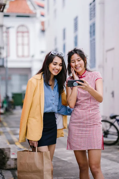 Две Молодые Азиатские Девушки Получили Видео Звонок Друзьями Одном Своих — стоковое фото
