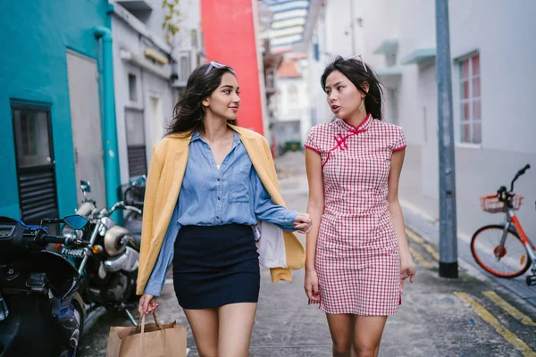 つは一緒に路地を歩いて親友します 両方を着ている流行のレトロな服と手を繋いで一緒に楽しく歩いて つは中国語 その他のインド — ストック写真