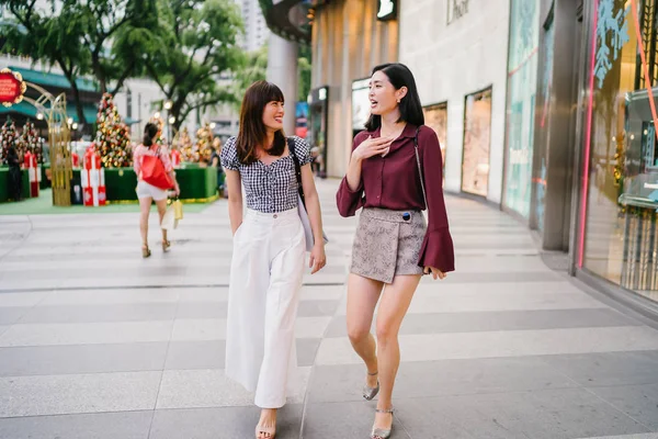 iki yakın arkadaş birlikte sokakta yürürken 