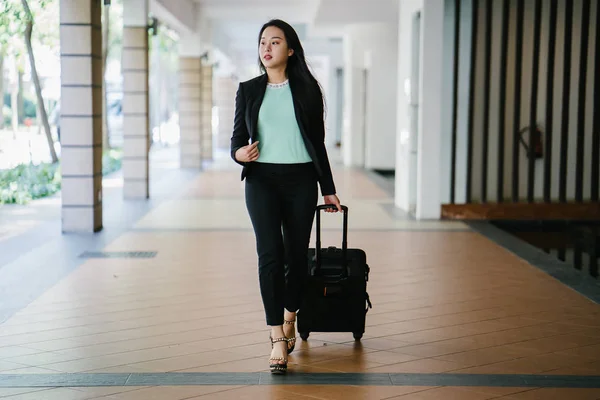 Una Joven Asiática Está Sacando Maleta Equipaje Ella Atractiva Elegante — Foto de Stock