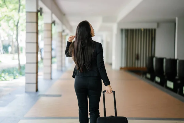 Young Asian Woman Pulling Her Suitcase Luggage She Attractive Elegant — Stock Photo, Image