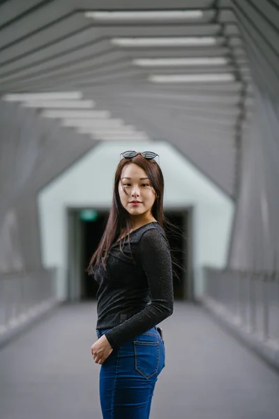 Retrato Uma Jovem Chinesa Asiática Posando — Fotografia de Stock