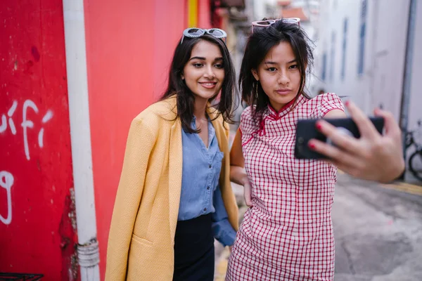 Dvojice Mladých Asijských Dívek Selfie Společně Uličce Během Dne Jsou — Stock fotografie