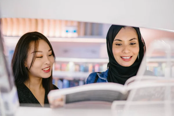 Dos Jóvenes Amigas Que Discuten Libros Biblioteca Una Una Mujer — Foto de Stock