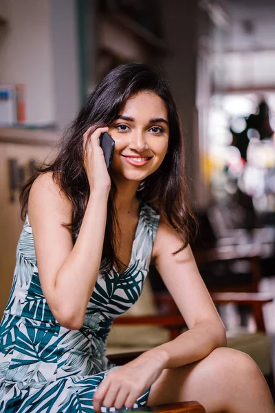 Joven Hermosa Mujer Asiática India Está Hablando Teléfono Inteligente Mientras — Foto de Stock