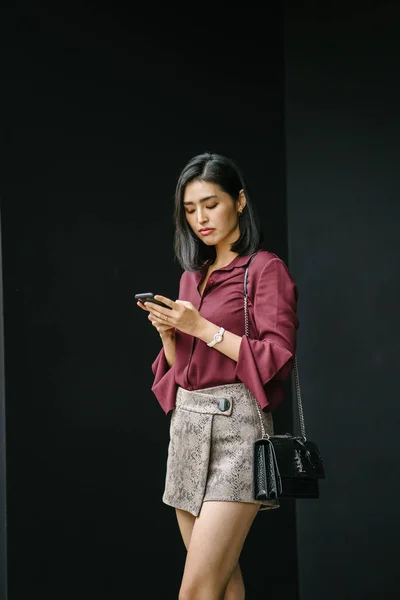 Mladá Korejská Asijská Žena Držící Smartphone — Stock fotografie