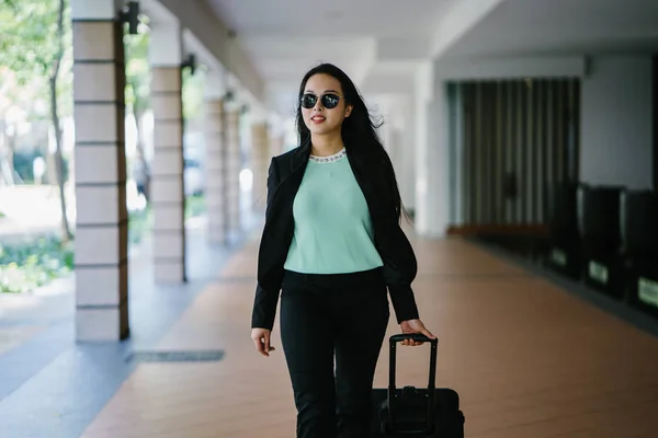 Een Jonge Aziatische Vrouw Trekt Haar Koffer Bagage Aantrekkelijk Elegant — Stockfoto