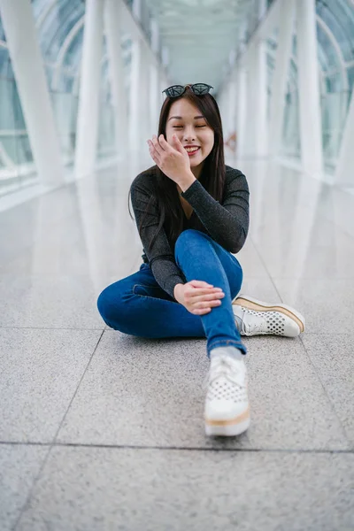 Retrato Una Joven Asiática China Que Plantea —  Fotos de Stock