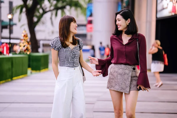 iki yakın arkadaş birlikte sokakta yürürken 