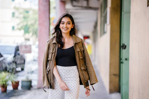 Retrato Una Mujer Asiática India Alta Hermosa Delgada Elegante Caminando — Foto de Stock