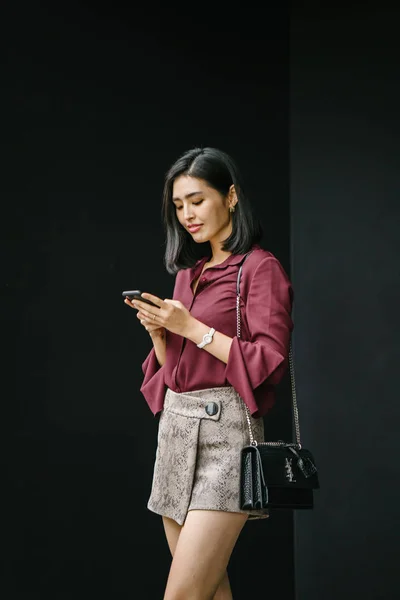 Joven Coreano Asiático Mujer Holding Smartphone —  Fotos de Stock