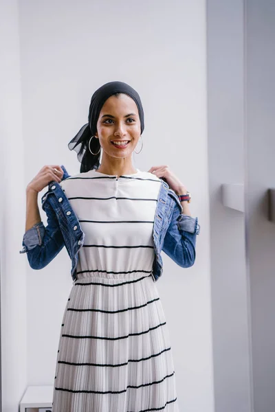 Jovem Elegante Atraente Mulher Muçulmana Malaia Vestindo Vestido Jaqueta Jeans — Fotografia de Stock