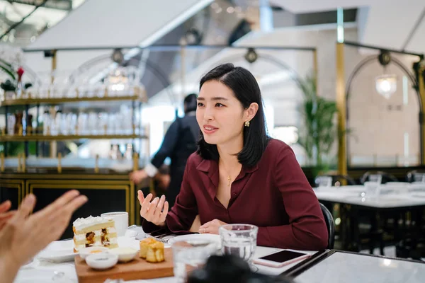 Retrato Uma Bela Elegante Jovem Coreana Asiática Sentada Elegante Café — Fotografia de Stock