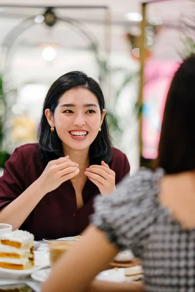 Retrato Uma Bela Elegante Jovem Coreana Asiática Sentada Elegante Café — Fotografia de Stock