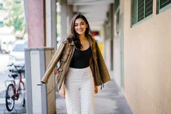 Gün boyunca bir geçit Asya'da bir şehirde yürürken bir uzun boylu, güzel, ince ve zarif Hint Asyalı kadın portresi. O zarif giyindi ve bir ceket omuzları üzerinde bol dökümlü vardır.