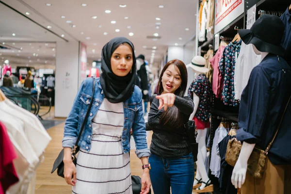 Dos Amigas Centro Comercial Una Ellas China Otra Musulmana —  Fotos de Stock