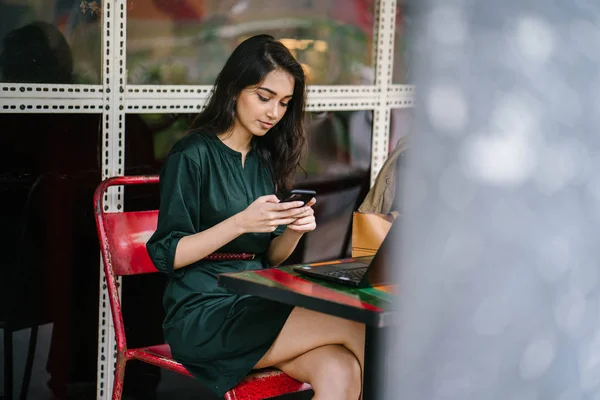 Joven Mujer India Singpaorea Revisando Teléfono Inteligente Mientras Toma Descanso — Foto de Stock