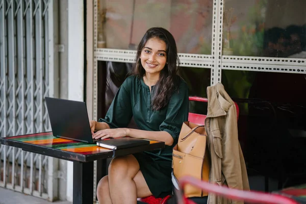 Giovane Studente Universitario Donna Asiatica Indiana Sta Studiando Lavorando Sul — Foto Stock