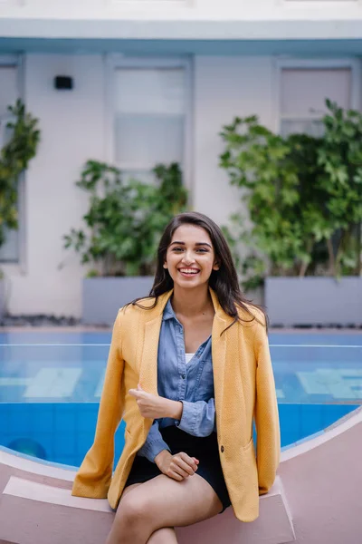 Şık, zarif ve genç Hintli Asyalı kadın bir retro kıyafeti. O sarı üzerinde rahat yaz kıyafeti bol dökümlü ceket giyiyor.