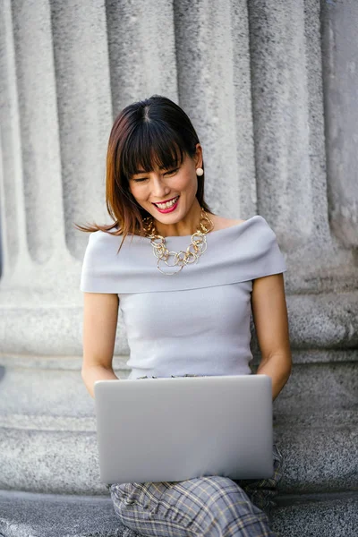 Retrato Una Atractiva Segura Exitosa Mujer Asiática China Usando Portátil — Foto de Stock