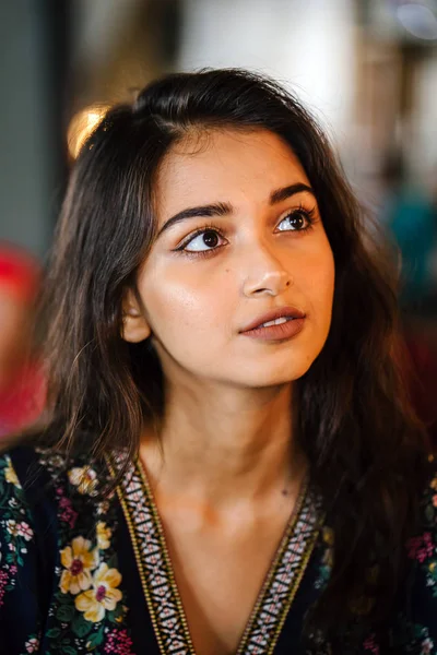 portre baş shot, kendine güvenen, Genç ve çekici Hint Asya kız sıcak aydınlatılmış bir trendy Cafe