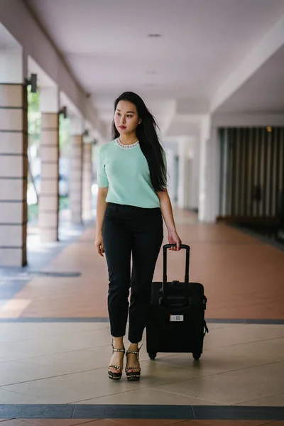 Een Jonge Aziatische Vrouw Trekt Haar Koffer Bagage Aantrekkelijk Elegant — Stockfoto