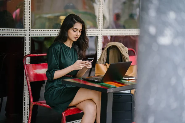 Giovane Donna Indiana Singpaoriana Controllando Suo Smartphone Mentre Prende Una — Foto Stock