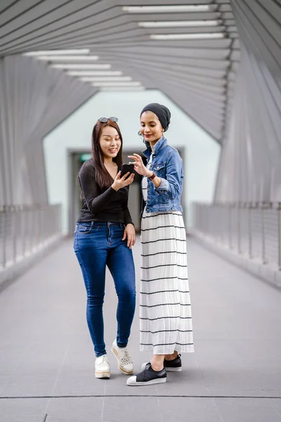 Dois Amigos Etnia Diferente Uma Ponte Durante Dia Deles Uma — Fotografia de Stock