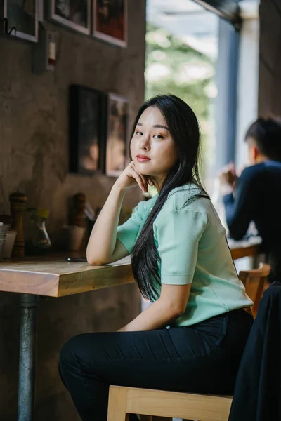 Портрет Молодой Привлекательной Азиатки Китая Отдыхающей Отдыхающей Кафе Днем Выходные — стоковое фото