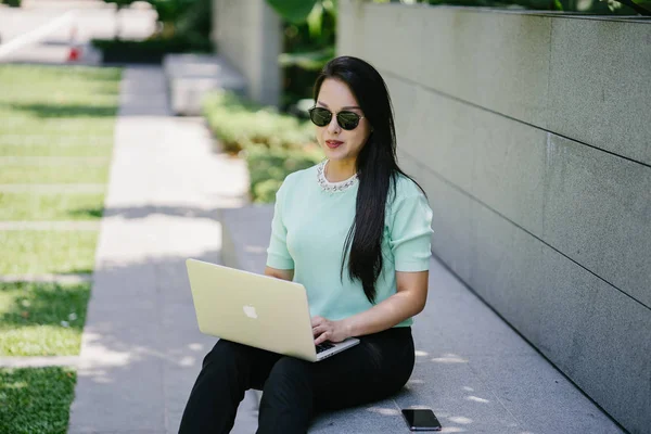 Genç ve çekici bir Asyalı kadın öğrenci oturur ve gün boyunca bir üniversite kampüsünde onu dizüstü bilgisayar üzerinde çalışır. O, o çalışırken gelişigüzel giyinmiş. 