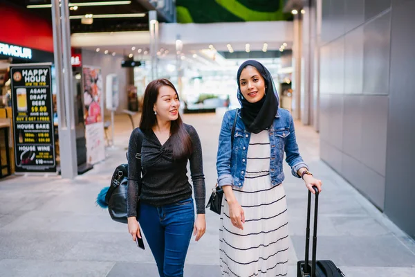 Alışveriş Merkezindeki Iki Bayan Arkadaş Biri Çinli Diğeri Müslüman — Stok fotoğraf