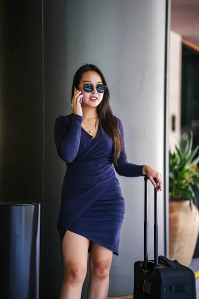 Retrato Una Joven Hermosa Mujer China Asiática Hablando Smartphone —  Fotos de Stock