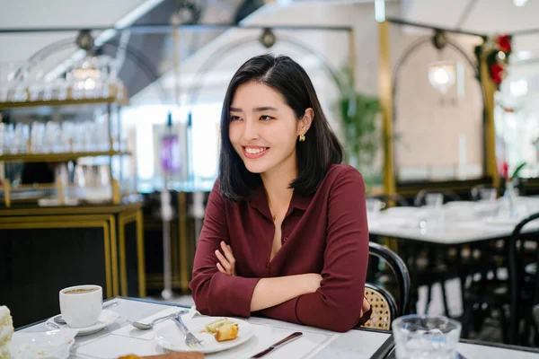 Retrato Uma Bela Elegante Jovem Coreana Asiática Sentada Elegante Café — Fotografia de Stock