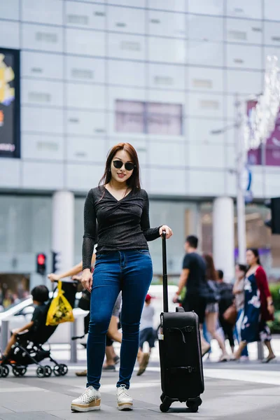 Una Joven Atractiva Mujer Asiática Encuentra Una Calle Repleta Gente — Foto de Stock