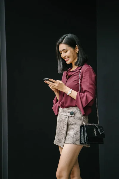 Joven Coreano Asiático Mujer Holding Smartphone —  Fotos de Stock