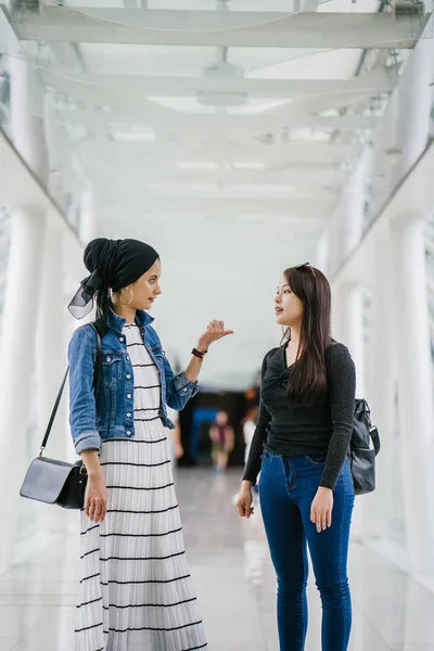 Farklı etnik kökenlere sahip iki arkadaş gün boyunca bir köprüde yan yana dururlar. Biri Malezyalı Müslüman bir kadın, diğeri de Çinli bir Asyalı. İkisi de genç, enerjik ve çekici..