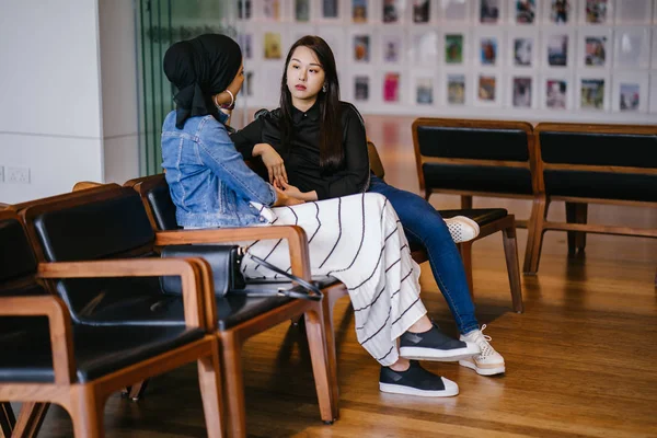 İki bayan arkadaş bankta oturup sohbet ediyorlar. Biri Çinli, diğeri Müslüman.