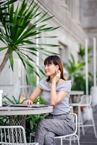 Retrato Una Mujer Asiática China Mediana Edad Segura Elegante Atractiva — Foto de Stock