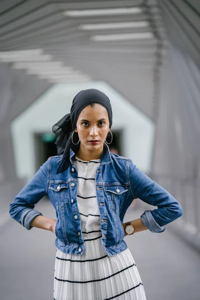 Jovem Elegante Atraente Mulher Muçulmana Malaia Vestindo Vestido Jaqueta Jeans — Fotografia de Stock