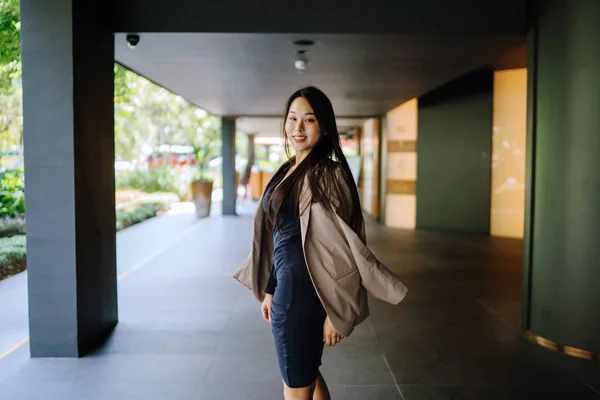 Portrait Une Femme Asiatique Confiante Jeune Belle Confiante — Photo