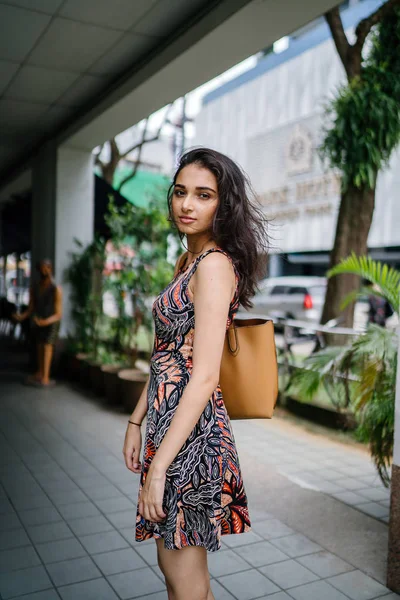 Retrato Moda Uma Menina Asiática Indiana Bonita Jovem Magra Vestido — Fotografia de Stock