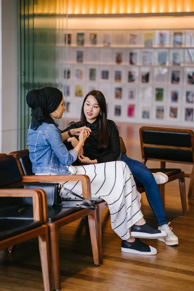 Dos Amigas Mujeres Sentadas Banquillo Charlando Una Ellas China Otra — Foto de Stock