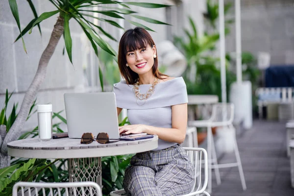 Retrato Una Atractiva Segura Exitosa Mujer Asiática China Usando Portátil — Foto de Stock