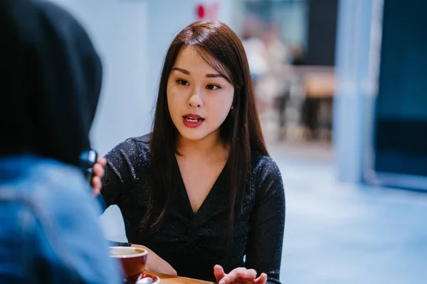 Eine Chinesische Asiatin Und Eine Muslimin Genießen Ihre Zeit Café — Stockfoto