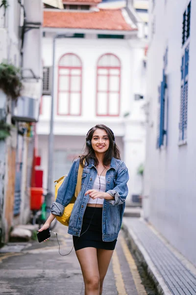 Retrato Una Joven Atractiva Mujer Asiática India Con Chaqueta Mezclilla —  Fotos de Stock