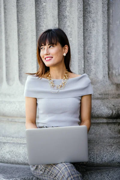 Retrato Una Atractiva Segura Exitosa Mujer Asiática China Usando Portátil — Foto de Stock