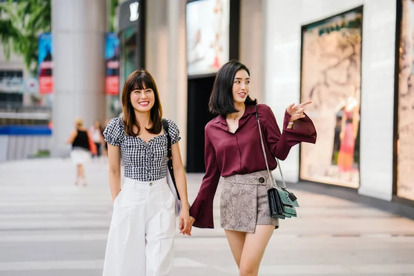 iki yakın arkadaş birlikte sokakta yürürken 