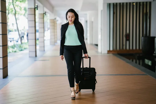 Una Joven Asiática Está Sacando Maleta Equipaje Ella Atractiva Elegante —  Fotos de Stock