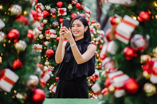 Krásná Korejská Žena Usmívá Jak Bere Fotografie Zdobené Vánoční Stromky — Stock fotografie