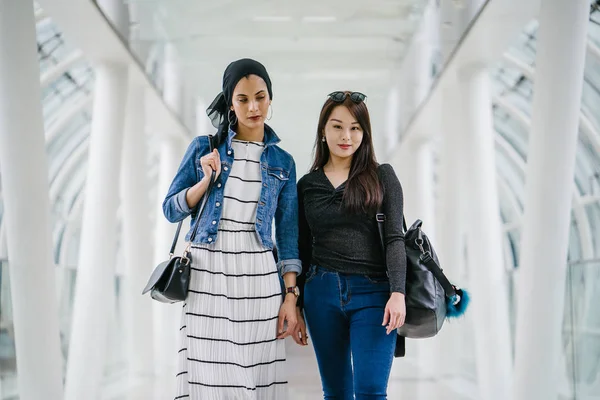 Farklı etnik kökenlere sahip iki arkadaş gün boyunca bir köprüde yan yana dururlar. Biri Malezyalı Müslüman bir kadın, diğeri de Çinli bir Asyalı. İkisi de genç, enerjik ve çekici..